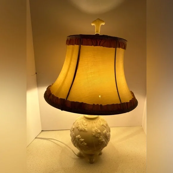 1940s Pink Alacite Aladdin 3way Table Lamp with Original Shade and Finial
